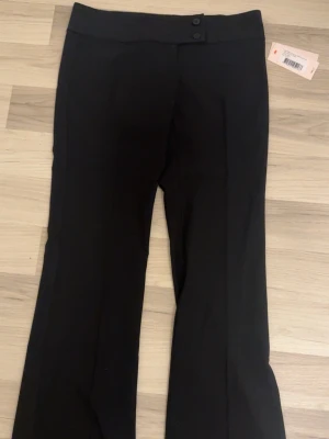 Kostymbyxor från Nelly - Jätte fina oanvända super low waist flare kostymbyxor från nelly💕 Storlek 34 alltså xs💕