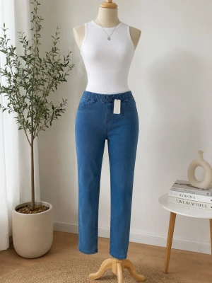 Blå raka jeans med hög midja - Säljer ett par klassiska blå jeans med rak passform och hög midja. Jeansen har resår i midjan och två framfickor. Tillverkade i ett mjukt denimtyg som ger en bekväm känsla och snygg look. Perfekta till en enkel topp eller hoodie.