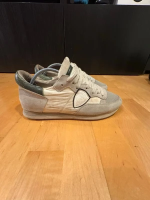 Philippe Model  - Snygga sneakers från Philippe Model i vitt och ljusgrått med detaljer | de är bra skick sitter bra på foten och de är sköna. Pris är ej hugget i sten!