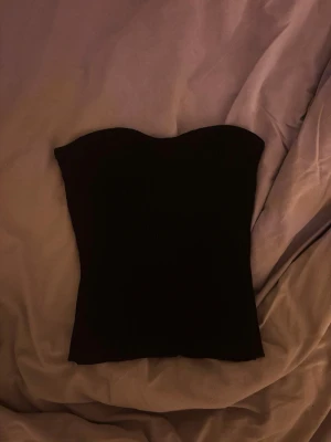 Tubtopp Gina Tricot - Basic ribbad tubtopp från Gina tricot. Är väldigt åtsittande men ändå stretchig nog så man inte tuppar av. Storlek xs. Har kanske använts max två gånger. 