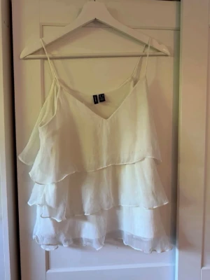 Vero Moda linne - Volangigt linne från vero moda, köptes i storlek M men had sytt in den. Skulle säga att den passar xs-s. Väldigt skönt och luftigt material. Använd fåtal gånger. Den är lite fransig vid kanten längst upp, men det är ingenting som syns mycket. 