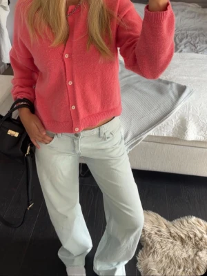 Ljusblå raka jeans med hög midja - Säljer ett par ljusblå jeans med rak passform och låg midja. Perfekta för en avslappnad och trendig look. Har använt dom en gång och är i princip nytt skick
