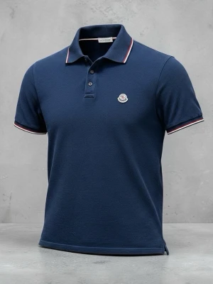 Moncler Piké Marinblå - 📏 Storlek: Large 🎨 Färg: Marinblå 🏷️ Märke: Moncler 👌 Skick: Mycket bra – som ny, inga defekter  📦 Skickas snabbt och välpackat! 💬 Skriv gärna vid frågor eller funderingar!