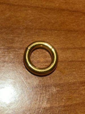 Guldfärgad rund smyckesring - Clicker ring för piercing som t ex septum i titan. Tjocklek är 3mm och diameter är 8mm. Säljes för 30kr