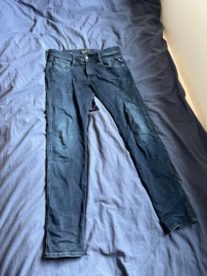Mörkblå replay jeans  - Mörkblåa sköna replay jeans, säljer billigt!!