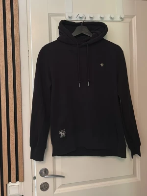 Marinblå morris hoodie - Säljer en sjukt fet morris hoodie, modellen heter brandon lily hood och är köpt för 1500kr. Den är knappt använd och säljer den för den är lite för liten för mig. Skriv om du har några frågor🙌🙌