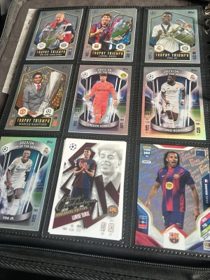 Samling fotbollskort Champions League - Säljer en samling fotbollskort med spelare från Champions League och FIFA 365. Kort med spelare som Lionel Messi, Marcus Rashford och Vini Jr. Flera kort har exklusiv design och färgstarka motiv. Perfekt för dig som gillar fotboll och samlarobjekt.