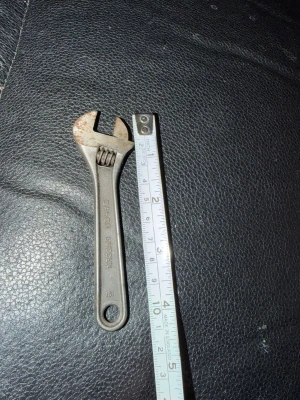 Justerbar skiftnyckel Bahco 4” - Justerbar skiftnyckel i metall från Bahco, cirka 15 cm lång. Klassisk silverfärg med ingraverad text på handtaget och hål för upphängning. Perfekt verktyg för dig som gillar att fixa och meka.