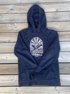 Jack&jones hoodie - En snygg jack&jones hoodie med tryck! Storlek small. Inga defekter. Hör av er vid intresse!