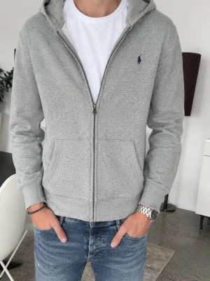 Grå Ralph Lauren zip hoodie  - Fint skick! Passar ca 165 cm Hör av dig vid frågor! 