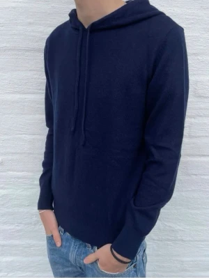 Kaschmir Hoodie - Exklusiv och stilren Kaschmir x merinoulls hoodie i marinblå färg perfekt för sommarkvällar och höstdagarna. Storlek XS passar dig mellan 165-175, mycket sparsamt använd (max 3 gånger) och i utmärkt skick utan defekter. Kontakta mig gärna vid intresse eller frågor 😊