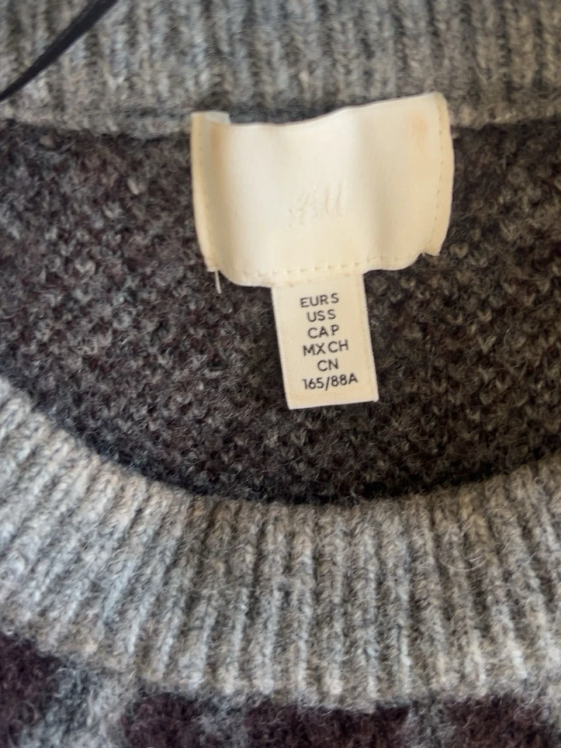 Grå leopardmönstrad stickad tröja H&M - 1