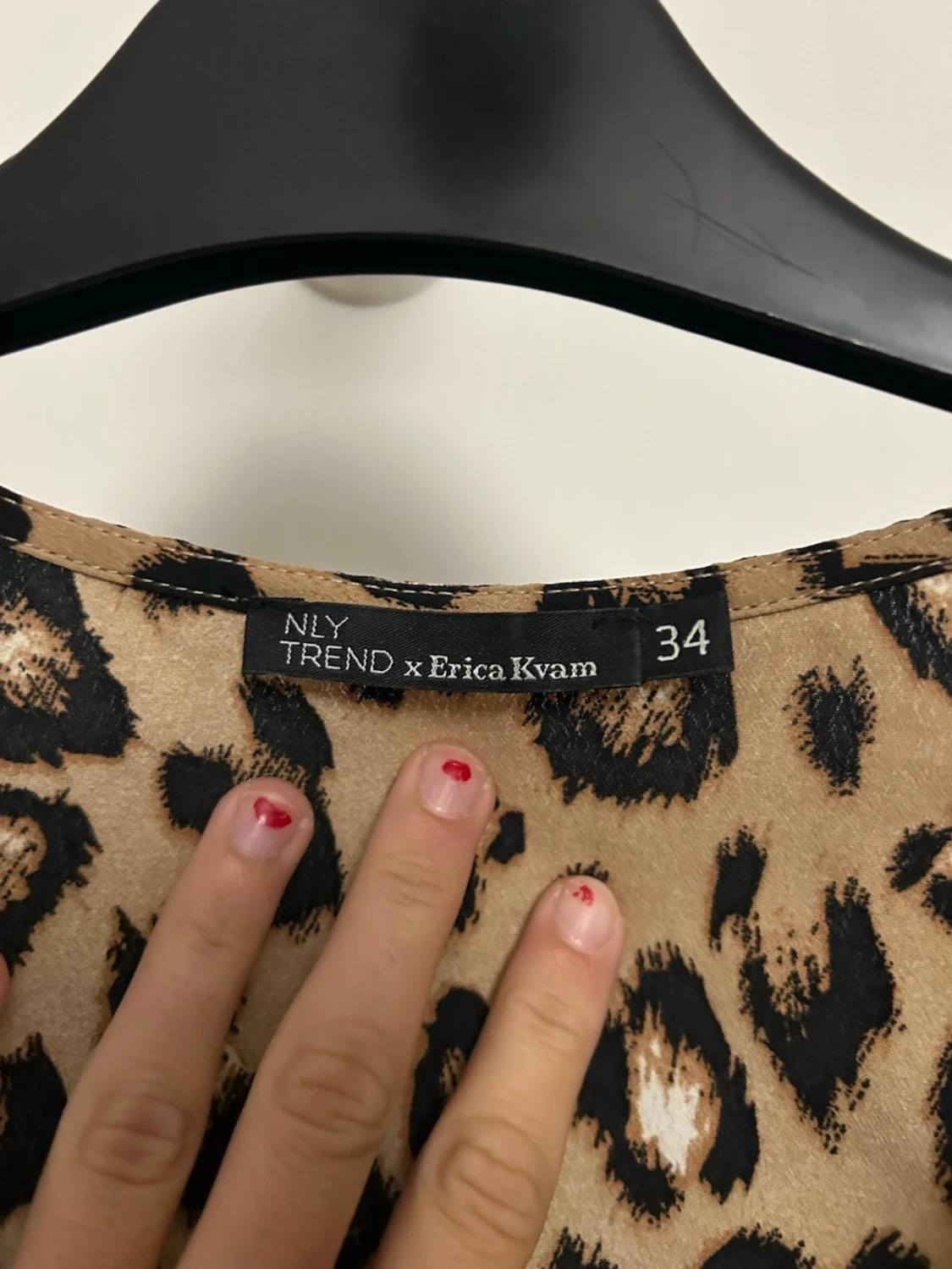 Leopardmönstrad omlottopp med långa ärmar - 2