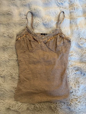 Brunt lace linne med paljetter - Varmt vintage linne med ett skönt undertyg, perfekt för hösten. Fina lace och paljett detaljer. Linnet har tunna justerbara band. Storlek M men jag skulle anse att den är lite liten i storleken och passar även S. Skriv om du har några funderingar!💕🙏🏻