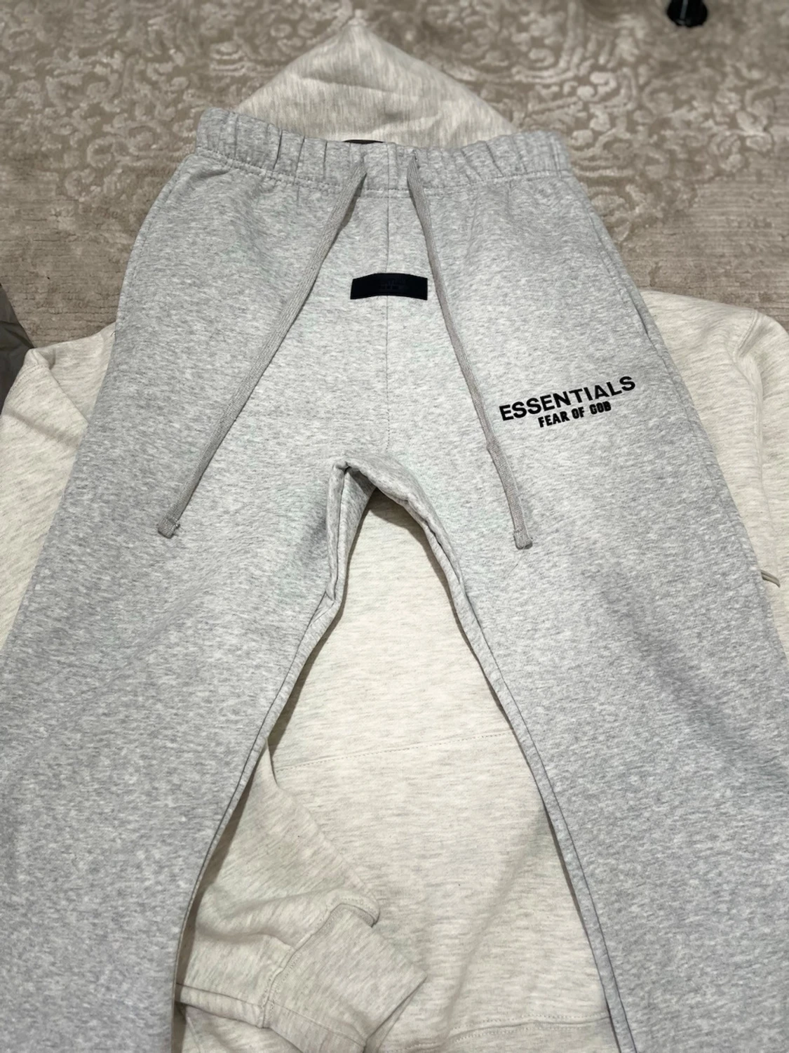Grått Essentials set med hoodie & byxor - 1