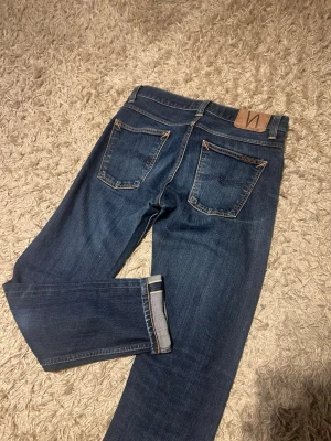 Dry Selvedge nudie jeans slim fit  lean dean grisch laidback denim - Dry Selvedge nudie jeans slim fit modellen lean dean.  Ändras med tiden till en riktigt najs fade. Mycket bra skick inga märkvärdiga defekter. Storlek 30/30. Postas antigen samma dag som köp eller dagen därpå🙌💯