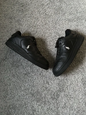 Ralph Lauren sneakers - Väldigt fina Ralph Lauren sneakers använda fåtal gånger och alltid tvättade efter så som fås nytvättade😄🤩 lite slitna i bak på skon men det märks knappt, dessutom är det sämre kvalitet just där, tyvärr. Bara höra av dig vid funderingar