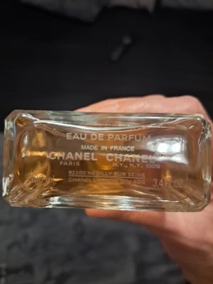 Coco Mademoiselle Eau de Parfum Intense  - Elegant parfym från Chanel, Coco Mademoiselle Eau de Parfum. Flaskan är rektangulär i genomskinligt glas med guld- och vitdetaljer samt en klar, fyrkantig kork. Innehållet har en varm bärnstensfärg. Volymen är 100 ml.