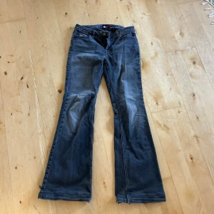 Jean - Säljer mina jeans från Tommy Hillfiger! Det är slitet nere vid fötterna men övrigt bra skick! Nypriset är över 1000 men kommer inte ihåg exakt. Skriv om du har frågor❤️