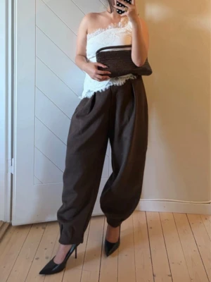 Zara Wool Blend Balloon Pants/ barrel pants -Chocolate Brown size M - Superfina Barrel pants i ullmix från Zara. Mycket bra skick.