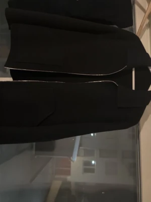 Marinblå overshirt med dragkedja - Säljer en stilren marinblå overshirt med rak passform och silverfärgad dragkedja framtill. Jackan har stora fickor på sidorna och är långärmad. Perfekt för dig som gillar minimalistisk och clean stil.