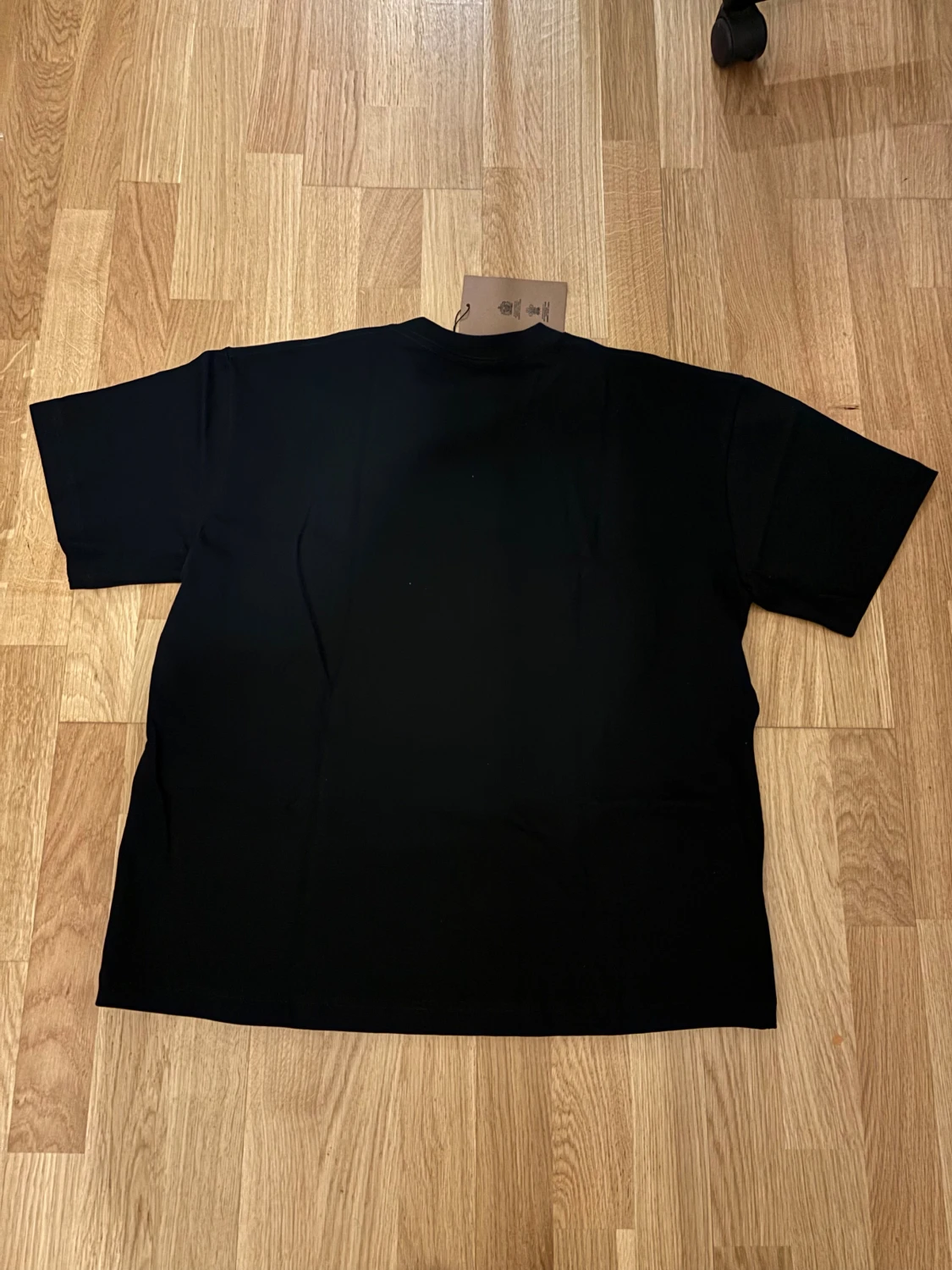 Svart Burberry t-shirt med beige print - 3