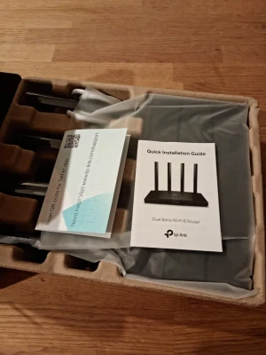 Archer AX12 Wifi 6 AX1500 Router - Säljer en helt ny oanvänd WiFi 6 router som ger snabbare och mer effektiv streaming. AX1500 ger snabb nedladdning för mer responsiv gaming och bättre videochattar. 1201 Mbps på 5 GHz. 4 nätverksportar (Gigabit) för anslutning av enheter utan WiFi. Styr routern via Tether-app för iOS och Android. Mycket gott skick enligt bilder. Fås med strömkabel, ethernetkabel, manual och originalkartong. Plasten kvar, helt ny aldrig använd. Se längst ned för specifikationer.  Nypris: 700 SEK Mitt pris: 489 SEK