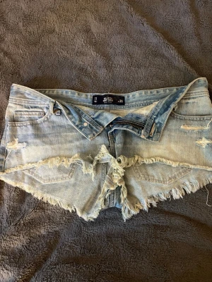 blåa jeansshorts - kommer sälja denna på min plick liveshow 17 augusti 19:00 där jag visar upp plagget bättre och man kan buda!😊47cm midjemått