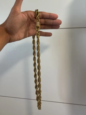 Cordell 10 MM - 65cm - Pläterad smycken. Den är guld pläterad i 18k- med diamant lås. Passar dig som vill se lite extra ut. Fraktas direkt via köp. Om ni har frågor ställ privat