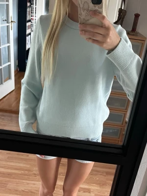 Ljusblå stickad tröja  - Snygg ljusblå stickad tröja från H&M med rund halsringning och ribbade muddar vid ärmslut och nederkant. Aldrig använd så i nyskick och i storlek S!🩵🩵