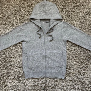 Stickad zip hoodie - Säljer denna riktigt feta stickade hoodien i fint skick!⭐️Storlek 146/158  motsvarar S!🙌Hör gärna av er om ni har funderingar!⭐️