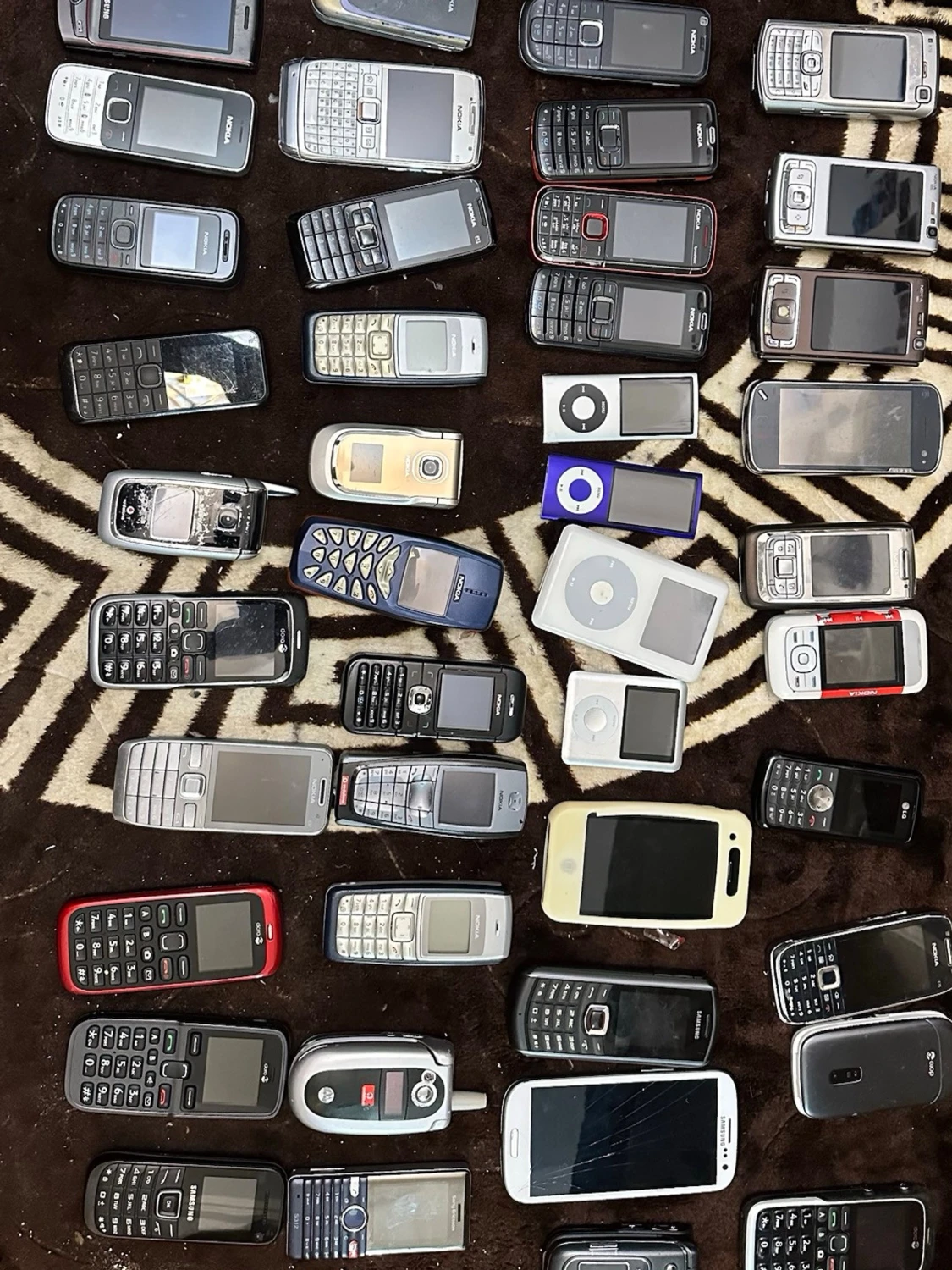 Samling av äldre 51 mobiltelefoner