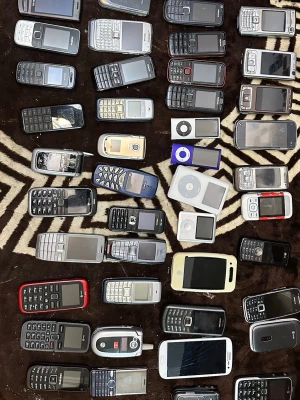 Samling av äldre 51 mobiltelefoner  - Stor samling med olika äldre mobiltelefoner i varierande färger och former. Flera klassiska modeller med knappar, några smartphones och olika märken syns. Perfekt för dig som gillar retroprylar eller samlar på mobiler. Materialet är mestadels plast och glas.
