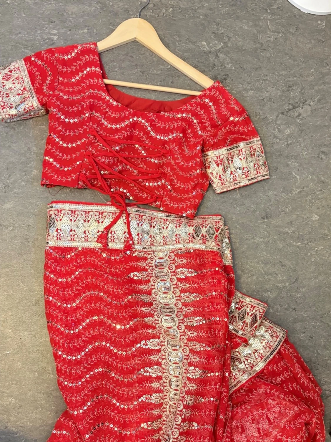 Rött broderat set med blus och kjol (indiska tradition klänning)  - 4