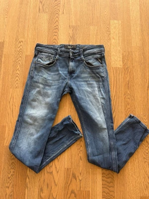 Blå Replay Jeans - Blå jeans från Replay. W30 L32. Ej väl använda. Skriv vid funderingar🙌