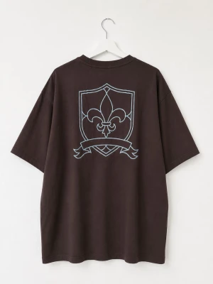 Brun oversized t-shirt från ASOS - Mörkbrun oversized t-shirt från ASOS med trycket 'Ohio' på bröstet och ett stort emblem med lilja på ryggen. Tillverkad i mjuk bomull och har klassisk rund hals och korta ärmar. Perfekt för en avslappnad och trendig look.