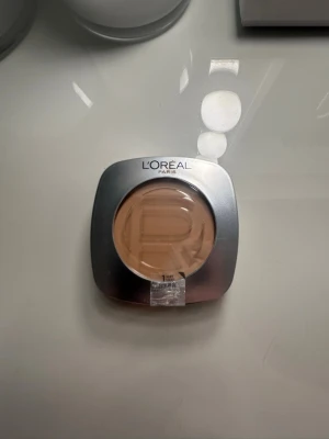 Loreal Paris True Match Hyaluron Tinted Balm 1 Very Light - Loreal Paris Hyaluron Tinted Balm 1 Very Light! Krämig, fast foundationserum. Är helt ny och har endast testats på handen men var tyvärr inte min hudfärg. (Inte använts i ansiktet) svampen du får med är smutsig så den är den du ska blanda med!  Ny pris: 299kr