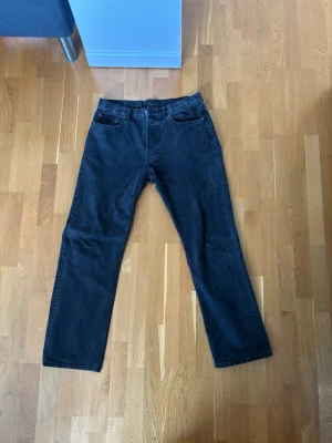 Mörkblå raka jeans - Snygga mörkblå jeans med rak passform och klassisk femficksdesign. Jeansen har normal midja och är tillverkade i ett robust denimtyg. Perfekta för en avslappnad och stilren look.
