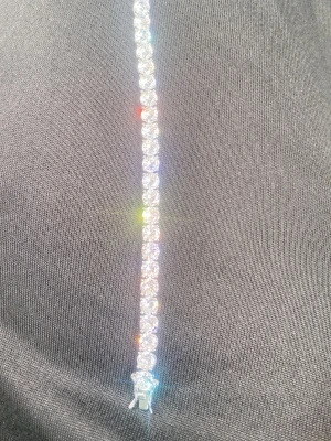 Glittrande tennisarmband i silverfärg - Säljer ett snyggt tennisarmband i silverfärg med gnistrande, runda pärlor i rad. Armbandet har en klassisk och stilren design med säker låsning. Perfekt för dig som gillar att sticka ut med lite extra bling.