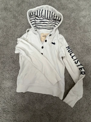 Hollister hoodie - Tja, säljer nu min riktigt feta Hollister hoodie som är i storlek M (medium). Frågor besvaras i pm och pris kan diskuteras vid snabb affär!