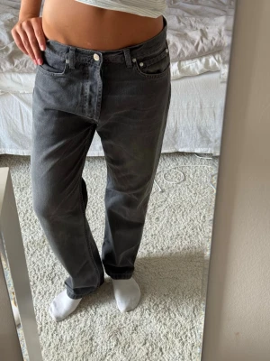 Djerf Avenue baggy jeans - Snygga baggy jeans från Djerf Avenue. Som referens är jag 170 cm lång och bär oftast 27/32