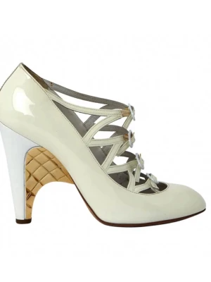 Vintage Chanel skor! Vita pumps med remmar och guldklack - Unika vita pumps med flera smala remmar och spännen framtill. Skorna har hög klack med gulddetaljer i quiltat mönster på insidan. Tillverkade i glansigt material som ger en lyxig känsla och modern look.