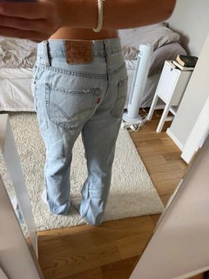 Baggy jeans från Levis - Snygga Levis jeans med baggy fit i storlek 29. Som referens är jag 170 cm lång och bär oftast 27/32