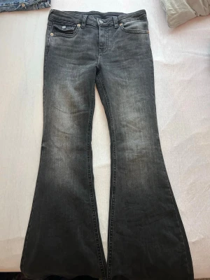Svarta bootcut jeans - Svarta bootcut jeans från D04 Stradivarius, säljer då det visade sig vara en petite modell vilket inte går för mig som är 169 cm lång😅 helt oanvända🌸