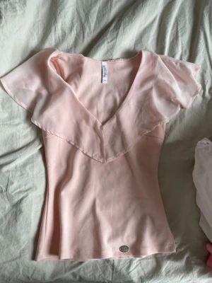 Volang topp  - Säljer den här fina rosa toppen i stockholmsstil! Jag är ganska säker på att det är en volang-topp.