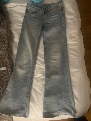 Cheap Monday jeans  - Ljusblåa cheap Monday jeans i storlek 25/30, helt nya bara använda typ 3 gånger 