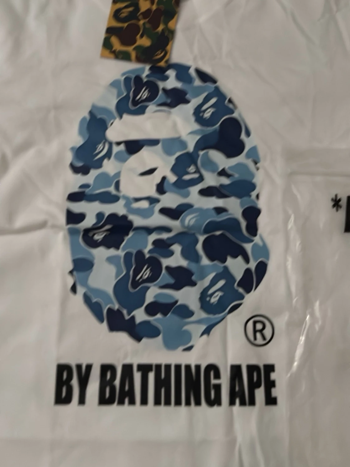 Vit BAPE t-shirt med blått camotryck - 1