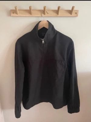 Half zip COS - Säljer min Half zip från COS pga. att den inte längre kommer till någon användning. Färgen är svart. Passformen är lite mer åt boxy fit hållet, i övrigt är den true to size. Fint skick! Snygg till ett par jeans eller mörka byxor.   Kontakta mig vid frågor!