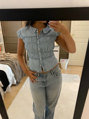 blå topp  - blå / jeans liknande topp med detaljer och knappar . använt en gång! 