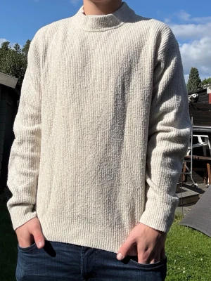 Ull tröja - Riktigt fin stickad tröja / pullover från Uniqlo i ullblandning. Perfekt nu mot hösten och passar till det mesta. Storlek M. Fint skick. 